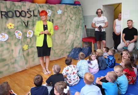 PRVI ŠOLSKI DAN SPREJEM PRVOOLČKOV UNEC 05 FOTO LJUBO VUKELIČ